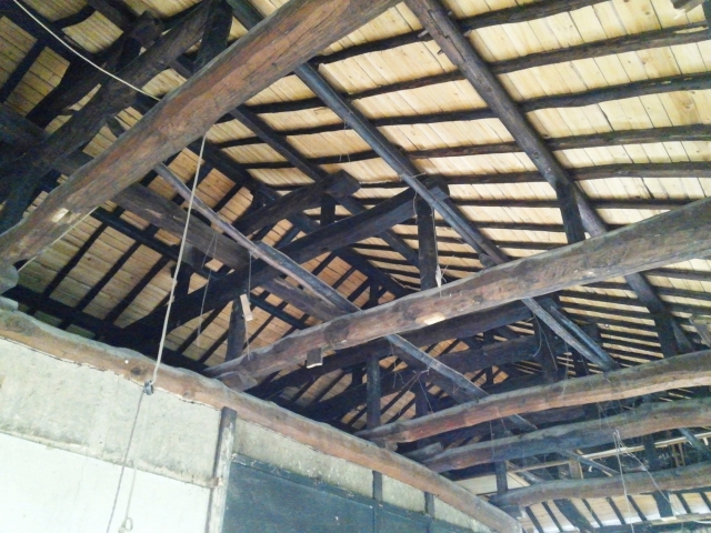 古い空き家の天井を映した写真。